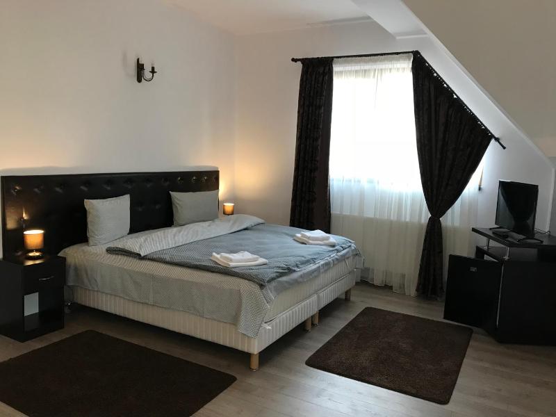 One-Bedroom Suite with Balcony image 4