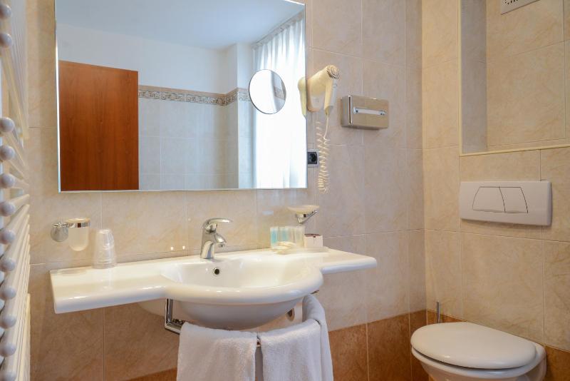 Standard Triple Room image 1