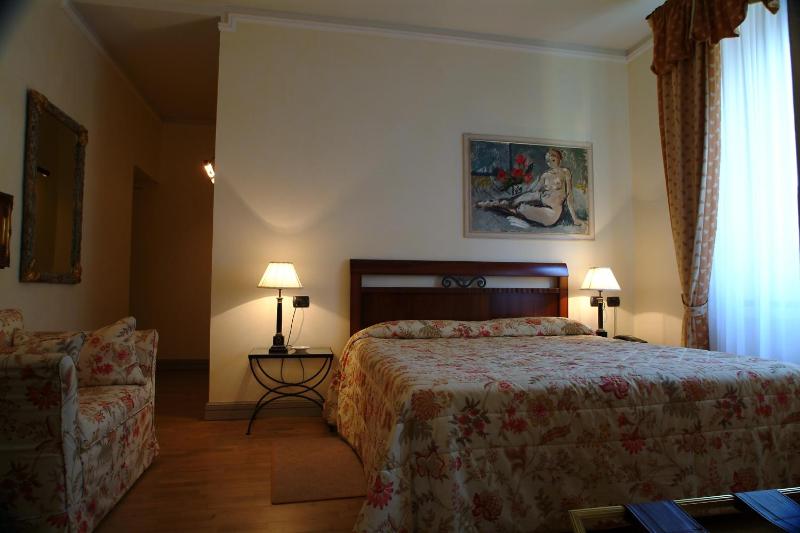 Double Room image 3