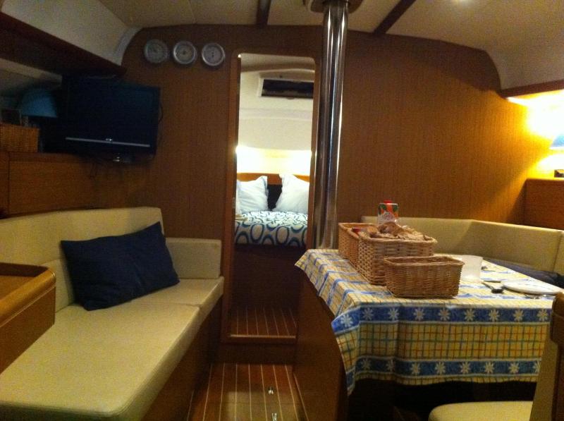 Cabin on Boat (2 Adults) image 3