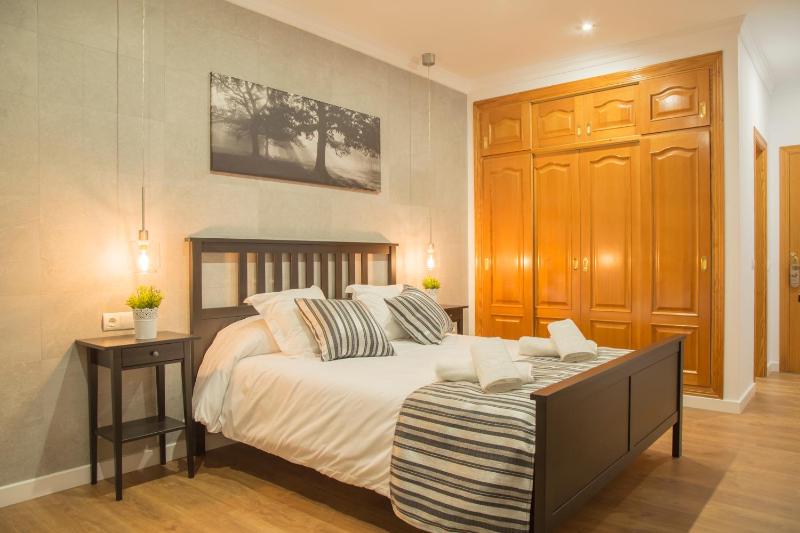 King Suite with Balcony image 2