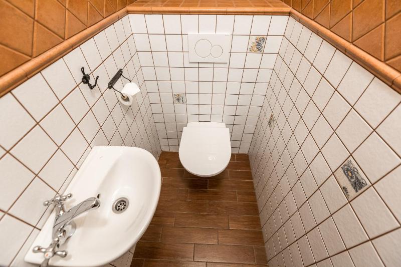 Triple Room with Shared Bathroom and Shared Kitchenette image 3