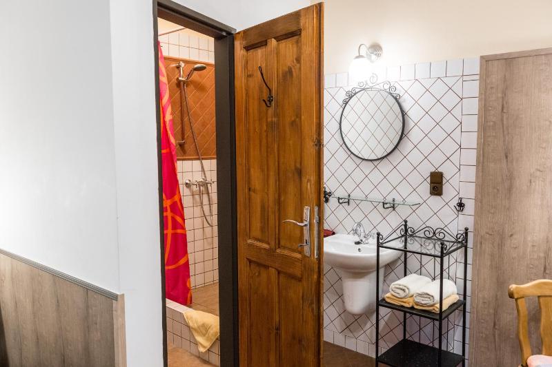 Double or Twin Room with Private Bathroom and Shared Kitchenette image 4