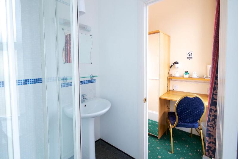 Twin Room image 4