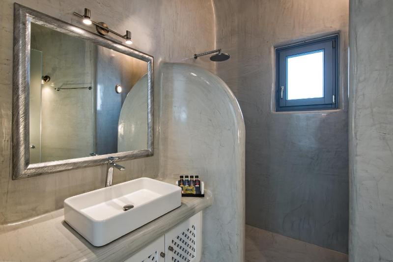 Honeymoon Suite with Hot Tub image 4