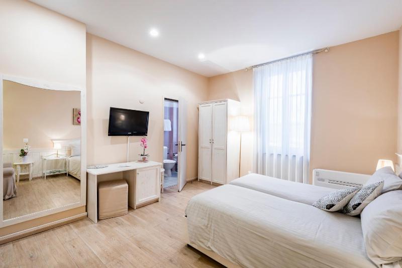 Twin Room with Extra Bed image 3