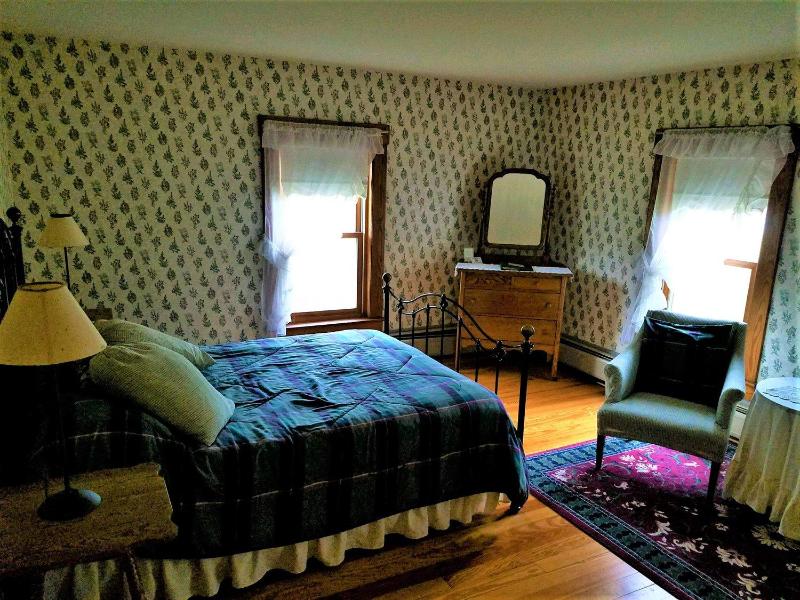 Queen Room image 2