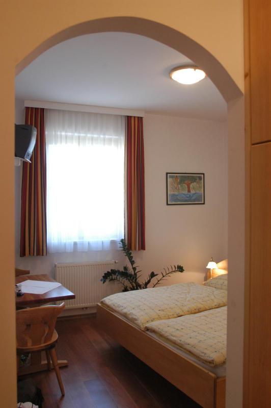 Standard Double Room image 4