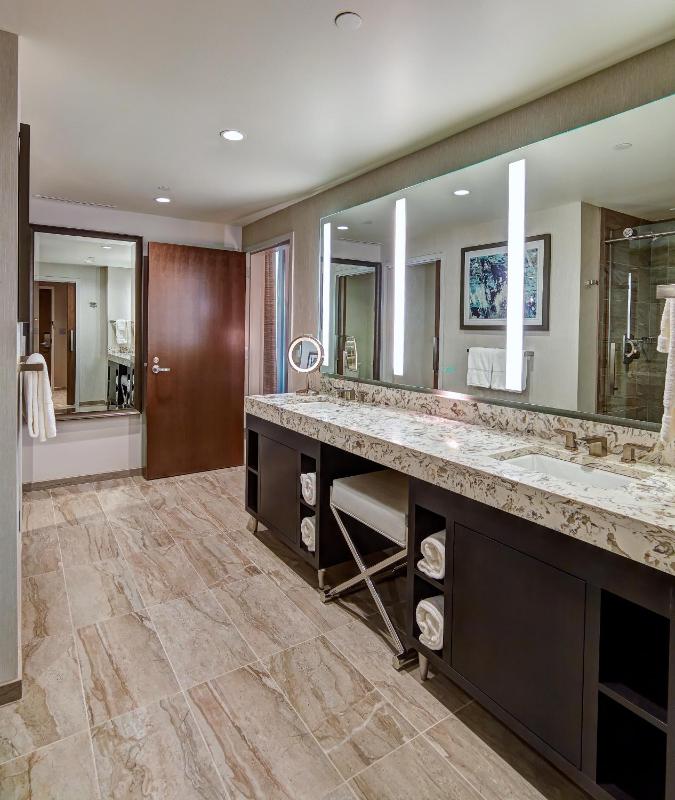 Promenade Tower King Suite image 2