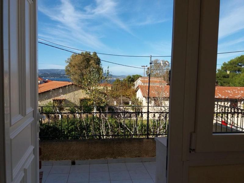 Yellow house - image 15