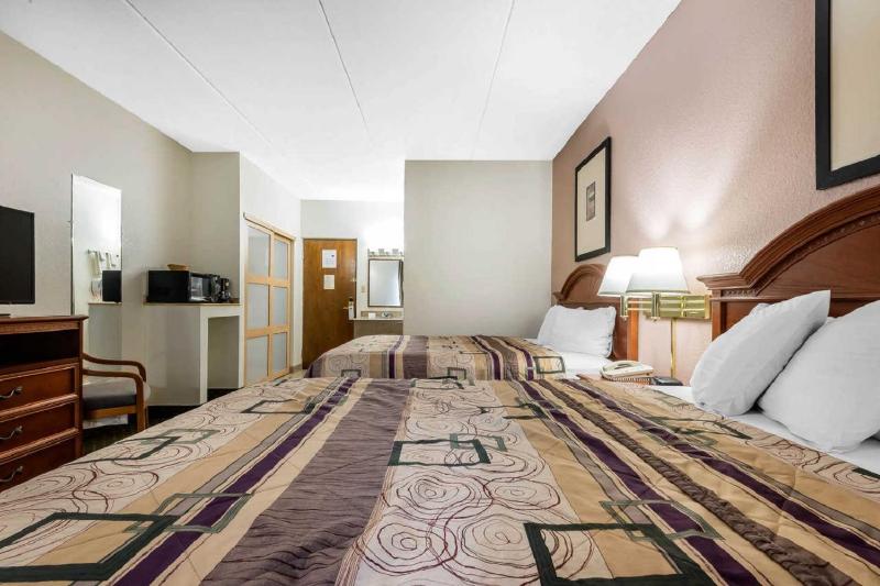 Queen Room with Two Queen Beds and Sofa Bed - Non-Smoking image 2
