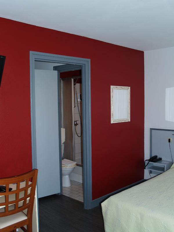 Twin Room with Bath image 3