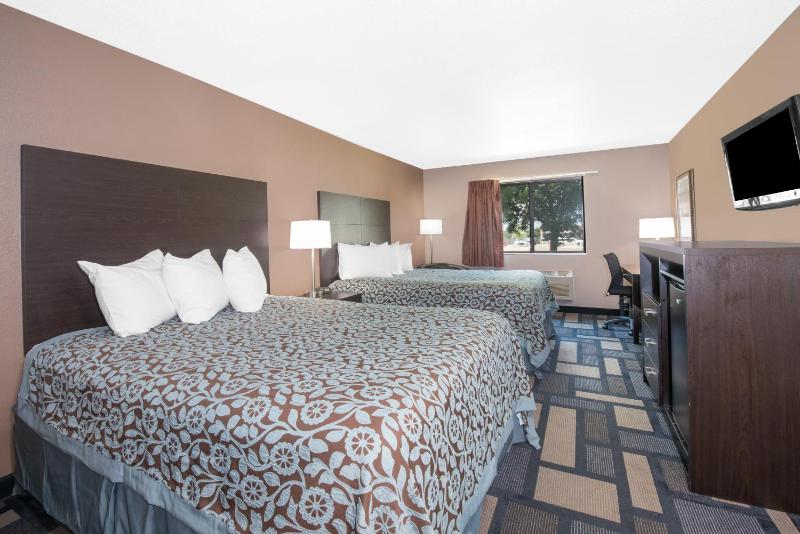 Queen Room with Two Queen Beds - Non-Smoking image 2