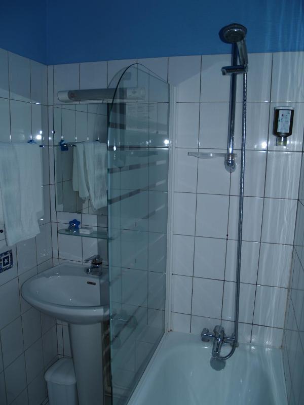 Twin Room with Bath image 2