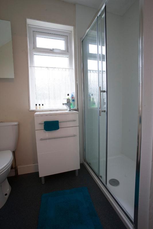 Single Room with Private Bathroom image 4