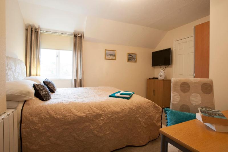 Single Room with Private Bathroom image 2