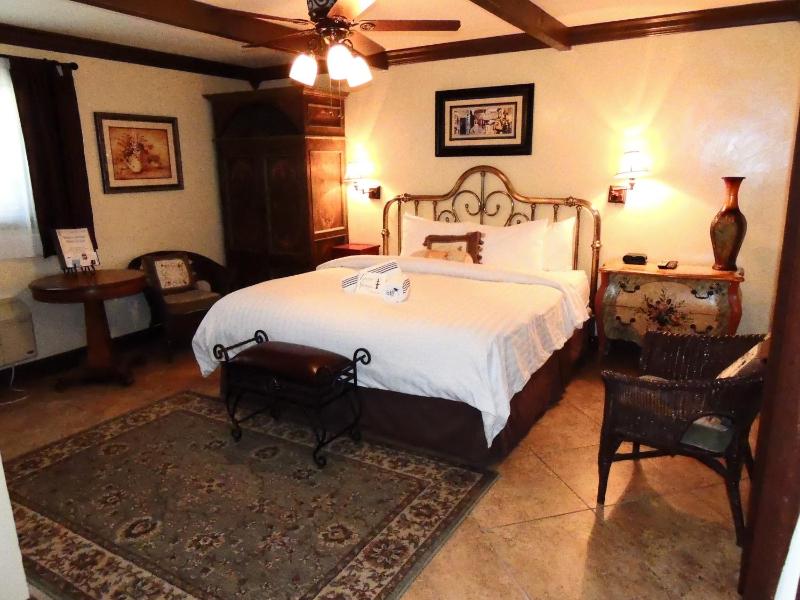 King Room with Garden View image 4