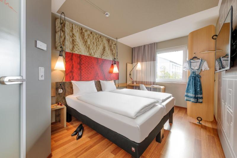 Twin Room image 2