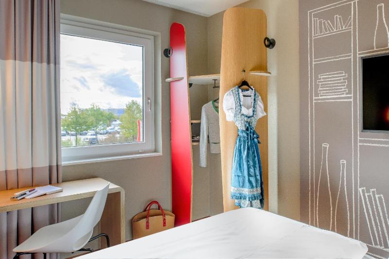 Twin Room image 3