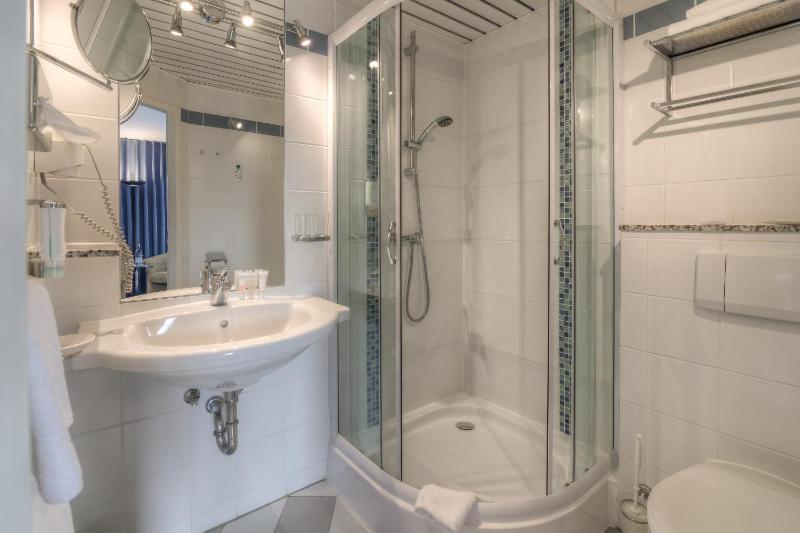 Superior Double Room with Balcony image 4