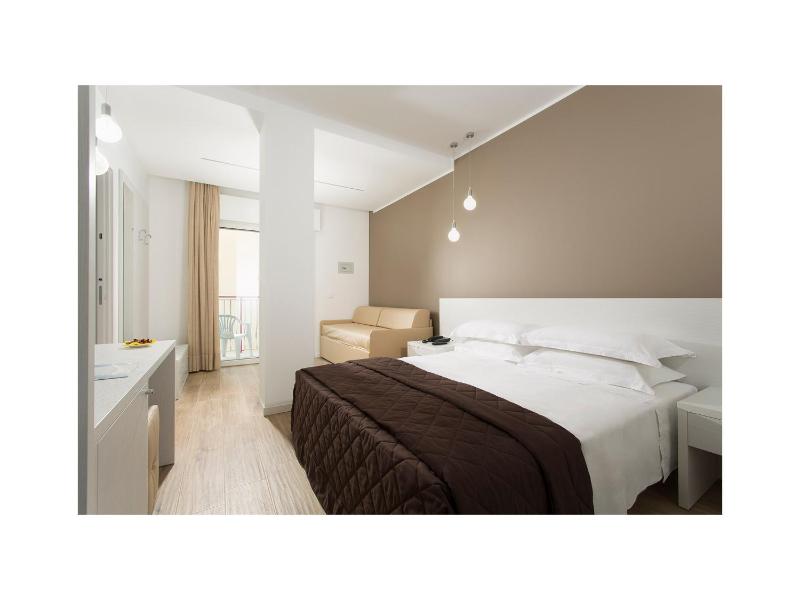 Deluxe Quadruple Room image 2