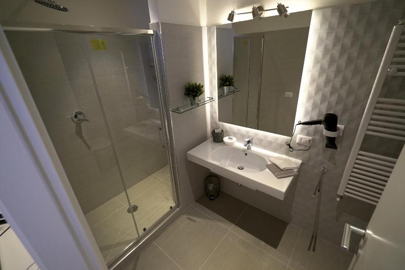 Double Room with Private Bathroom image 1