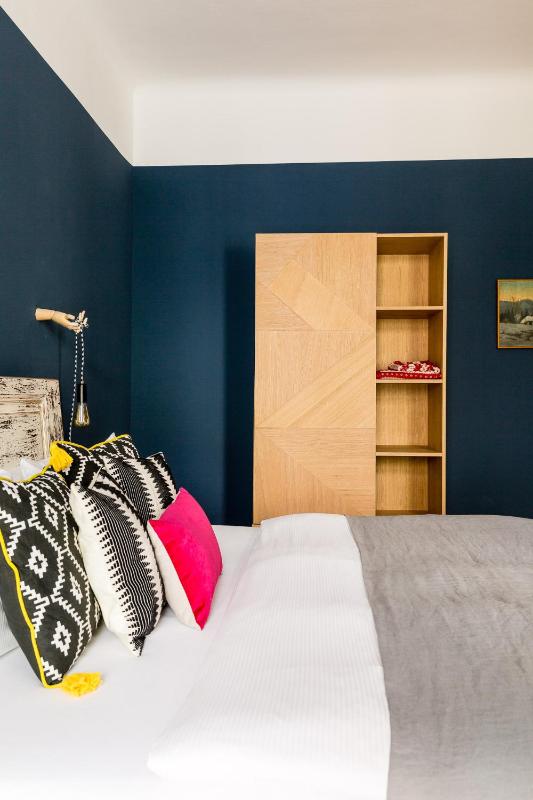 Business One-Bedroom Apartment with Balcony image 4