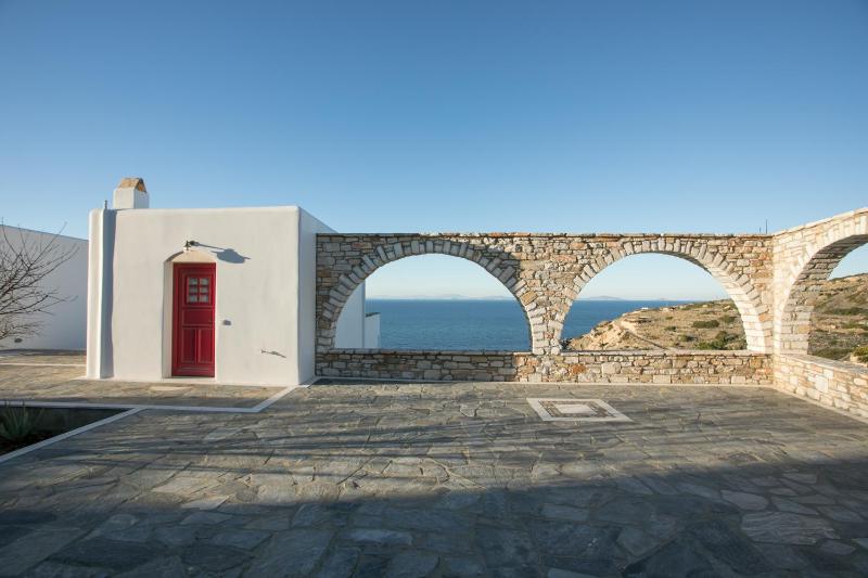 One-Bedroom Bungalow with Sea View image 3