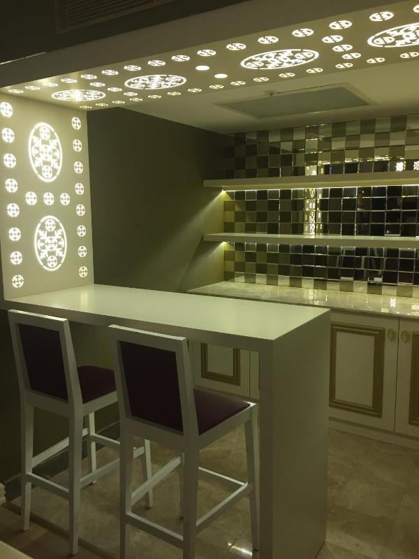 King Suite with Spa Bath image 3