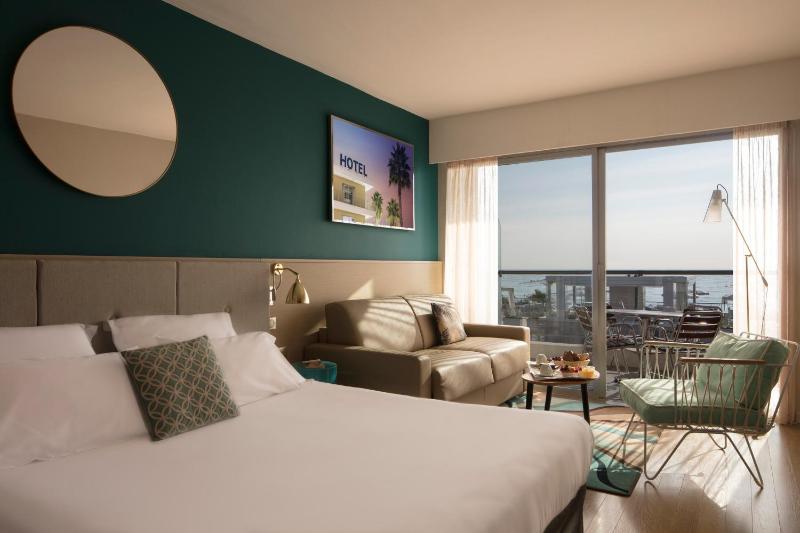Superior Room with Terrace and Sea View image 3