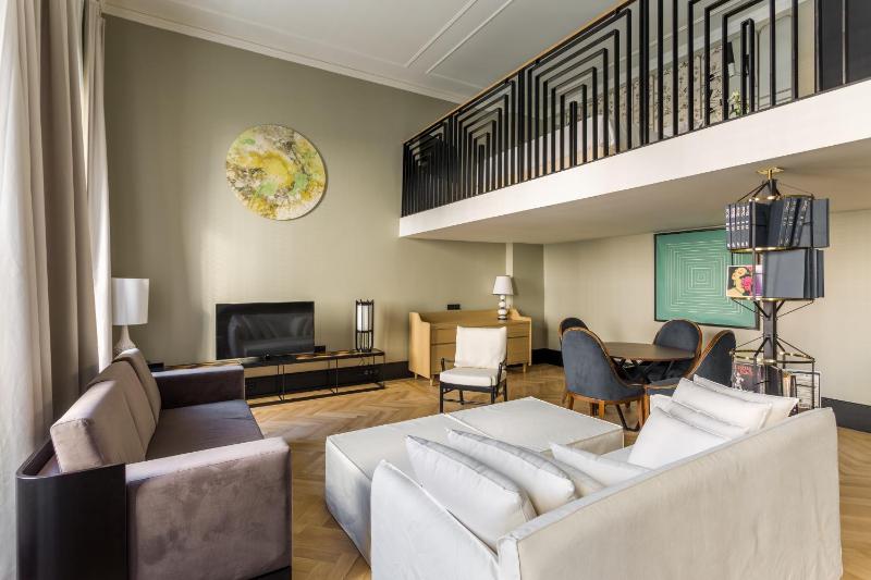 Duplex Suite with Living Room  image 3