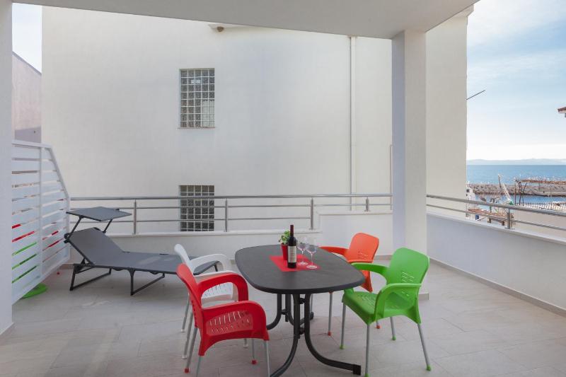 One-Bedroom Apartment image 2