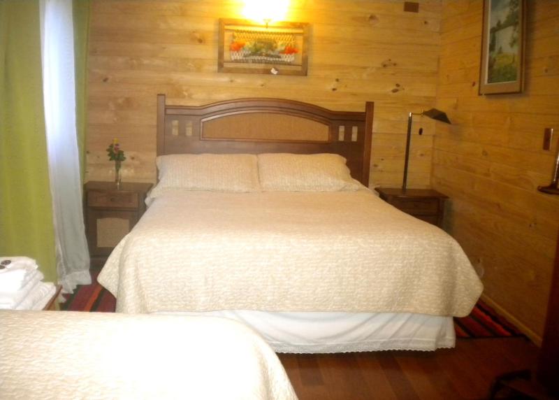 Economy Triple Room with Shared Bathroom image 2