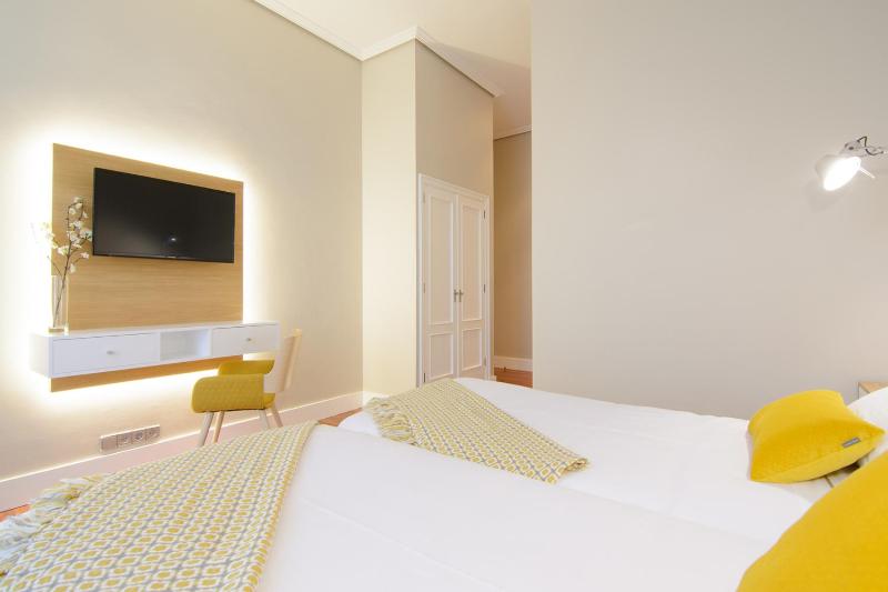 Standard Twin Room image 3