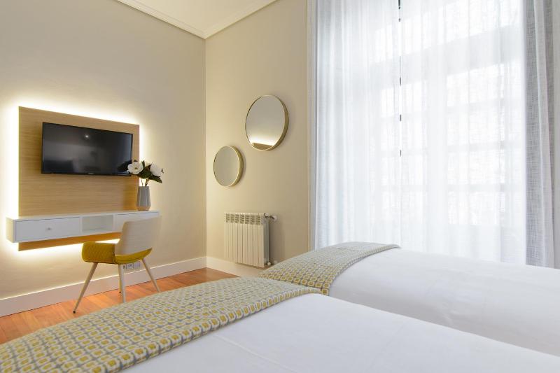 Superior Twin Room image 4