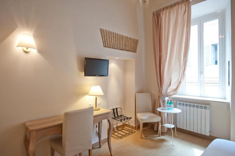 Double Room image 4