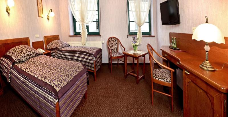 Twin Room image 4