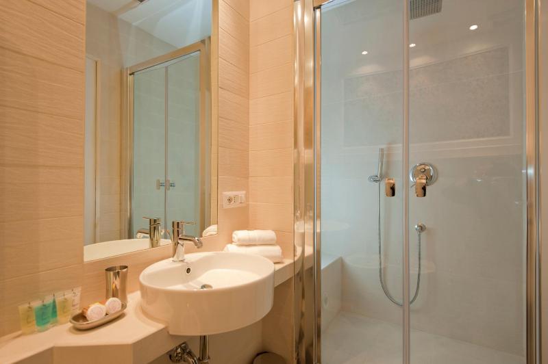 Two Connecting Double Rooms image 3