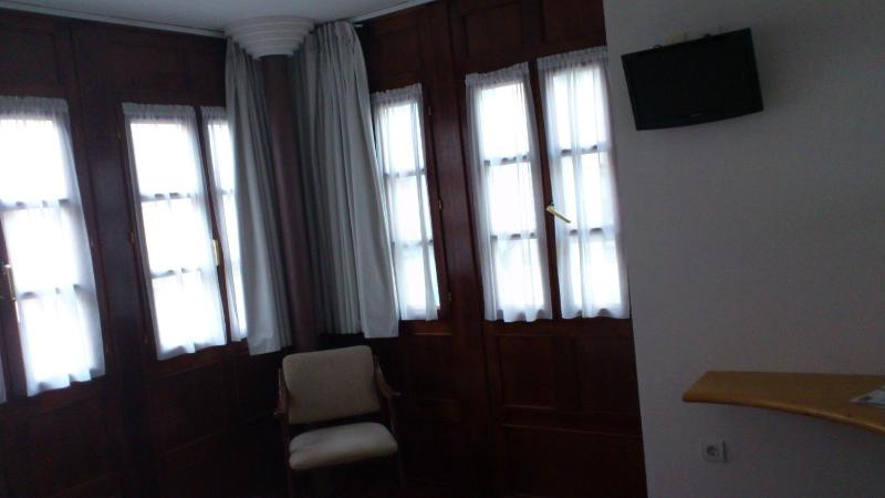 Twin Room with Extra Bed image 3