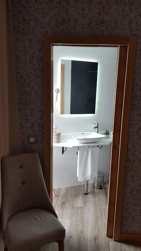 Twin Room with Private Bathroom image 1