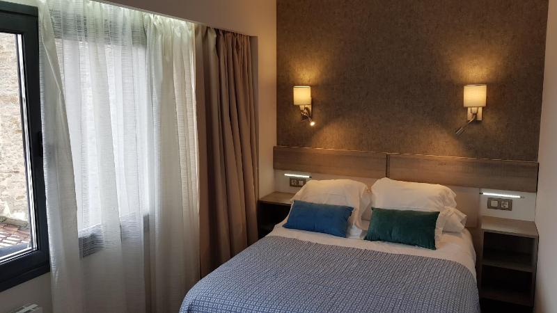 Double Room with Bathroom image 4