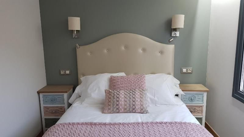 Double Room with Bathroom image 3