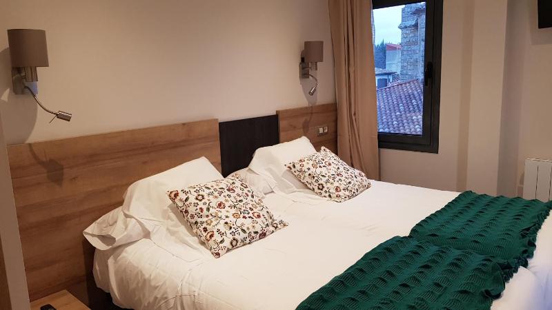 Twin Room with Private Bathroom image 4