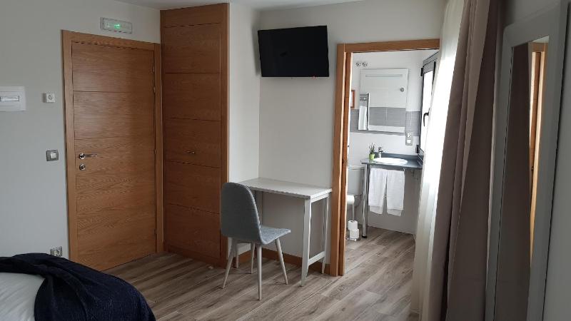 Twin Room with Private Bathroom image 2