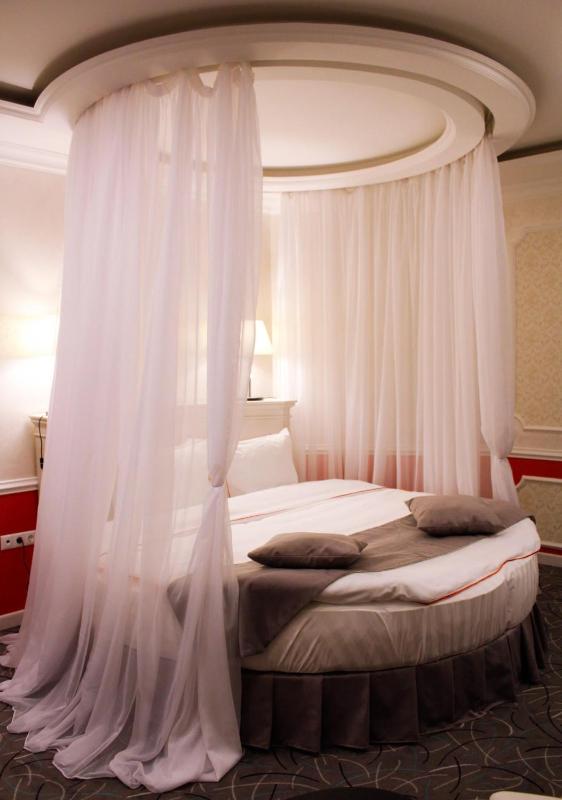 Double Room with Spa Bath image 3