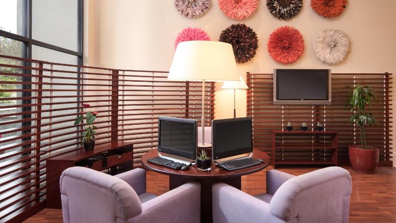 Deluxe Double or Twin Room image 4