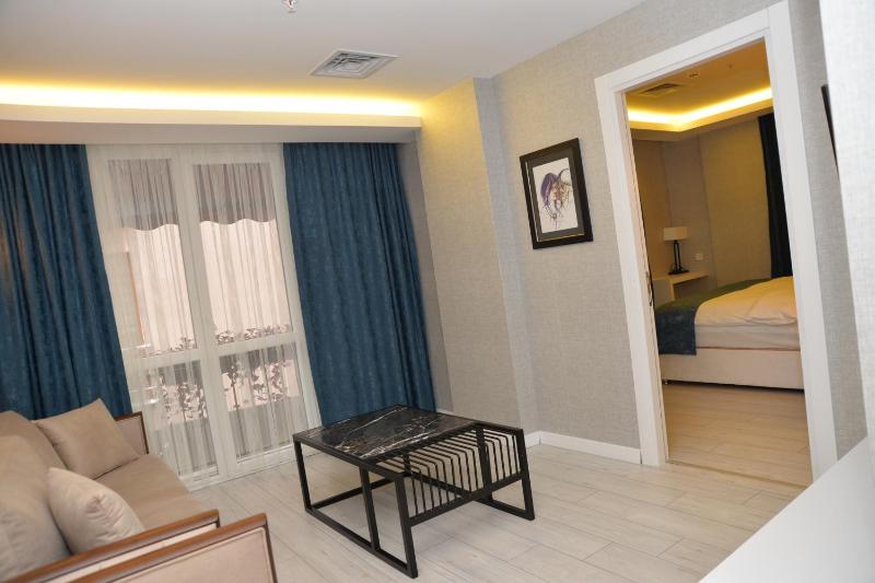 One-Bedroom Suite with Sofa Bed image 3