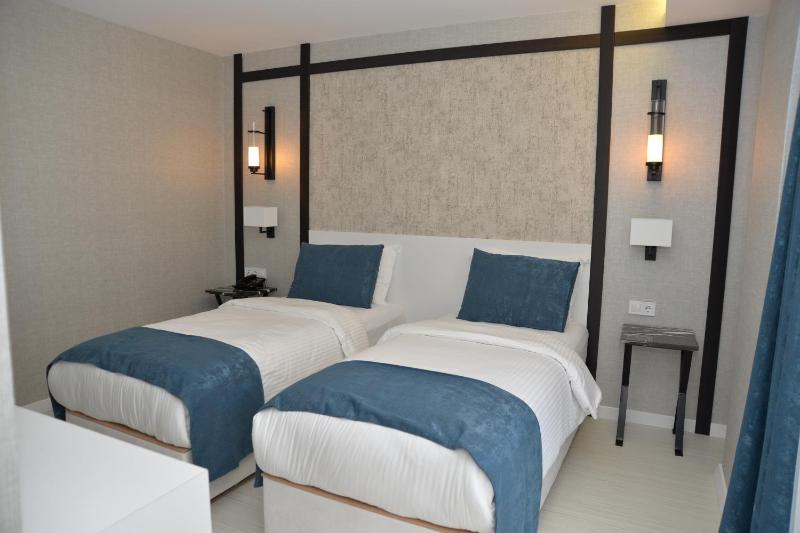 One-Bedroom Suite with Sofa Bed image 4