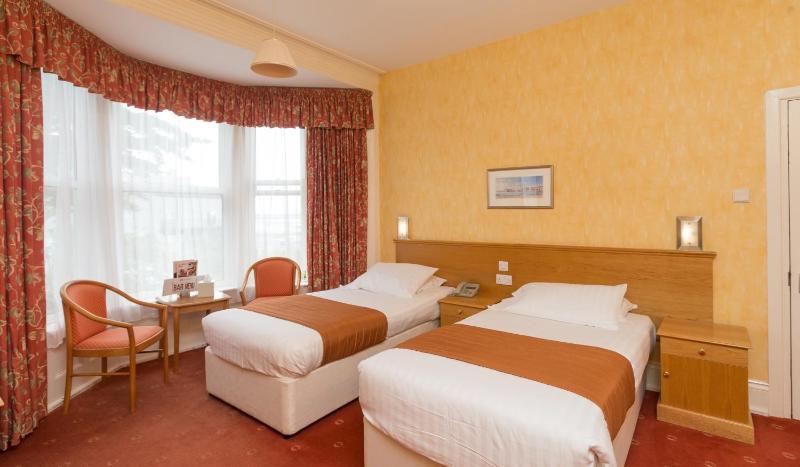 Twin Room image 3