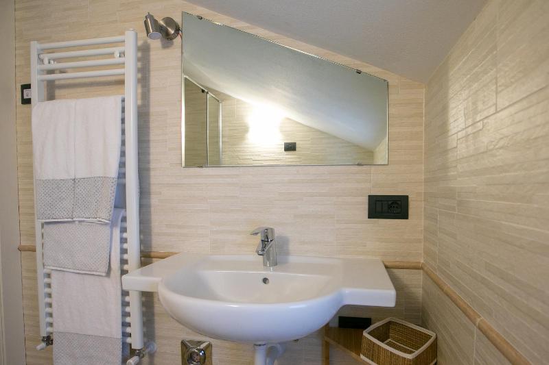 One-Bedroom Apartment image 2
